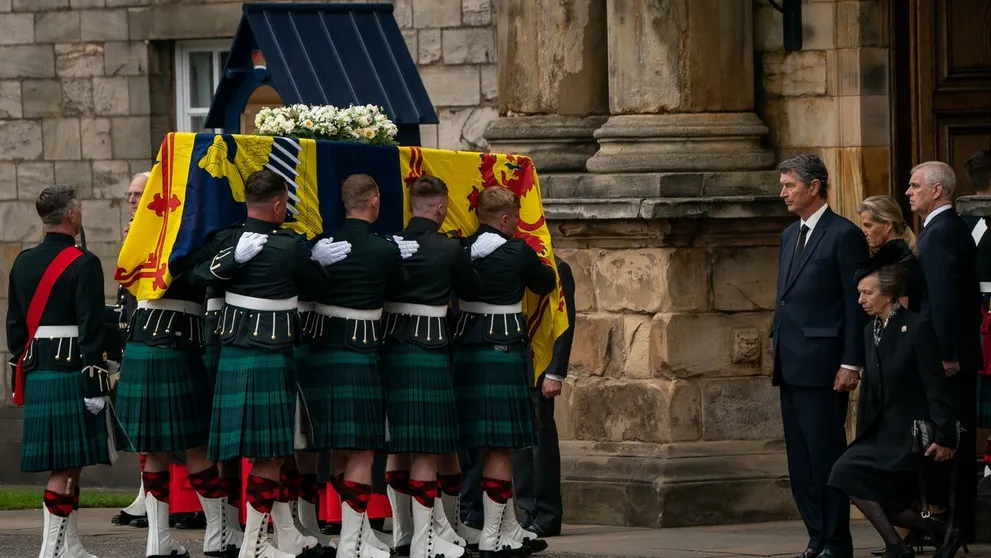 Rakva s pozostatkami kráľovnej Alžbety II. už je v Edinburghu