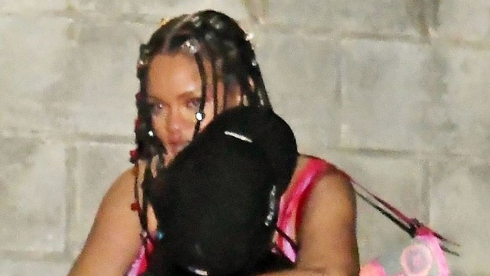 Zábery, ktoré sme vidieť nemuseli: Rihanna obkročmo na frajerovi