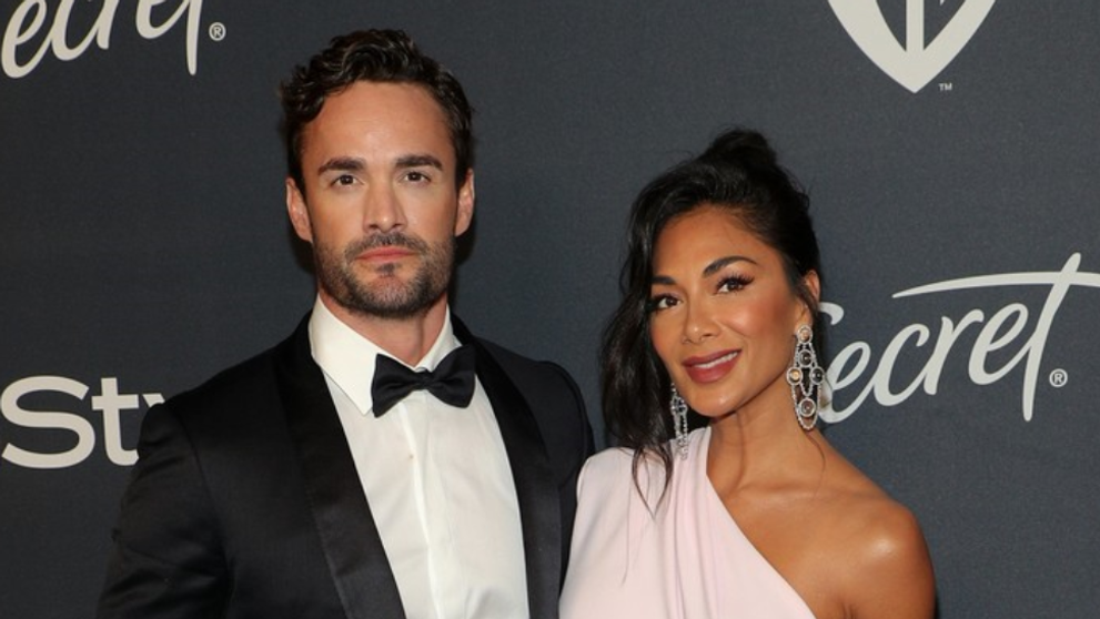 Sexy speváčka sa pri partnerovi ohýbala jedna radosť. On sa len nemo prizeral