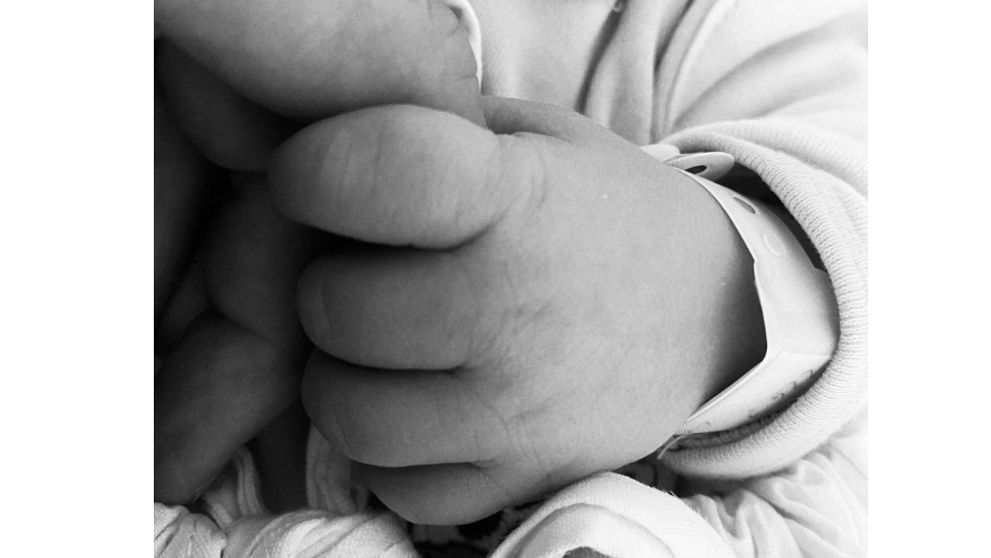 Z nádherných mladomanželov sú už rodičia. Narodil sa im chlapček