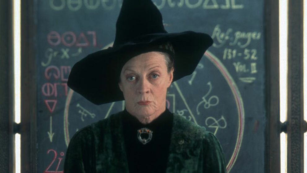 Maggie Smith ako profesorka McGonagallová pred 16 rokmi. Je z nej húževnatá babička
