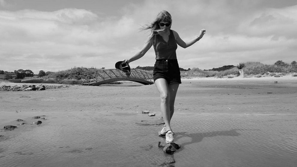 Vášnivé bozky v mori: Paparazzovia zachytili to, čo nemali