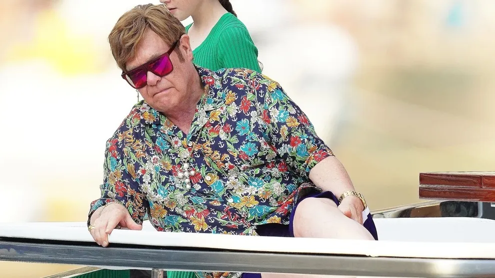 Elton John skončil v nemocnici. Spadol vo svojej vile