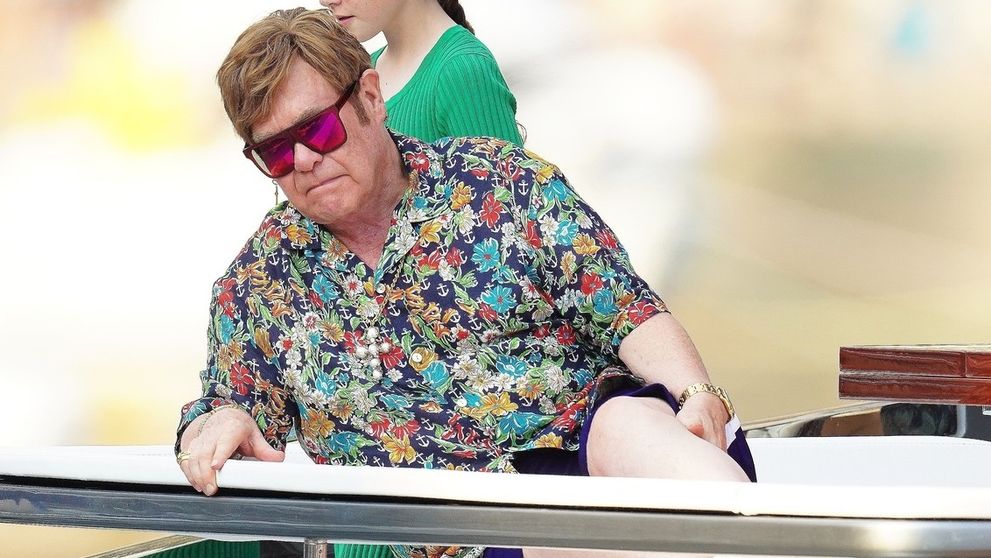 Elton John skončil v nemocnici. Spadol vo svojej vile