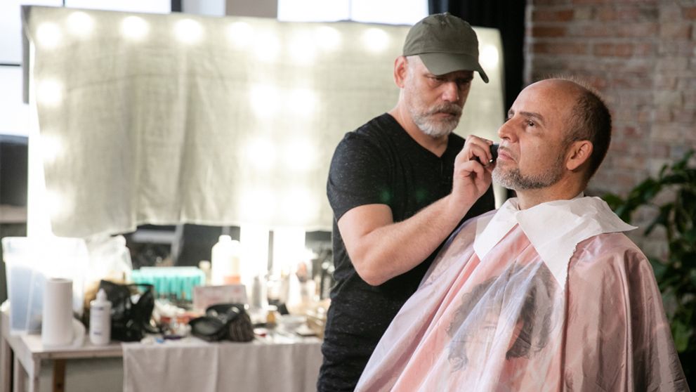 Oblek vymenil za montérky a vyfasoval parochňu a šošovky