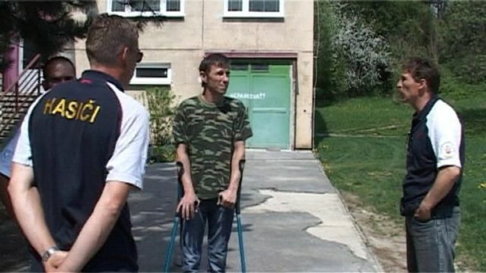 Hasiči mu zachránili život