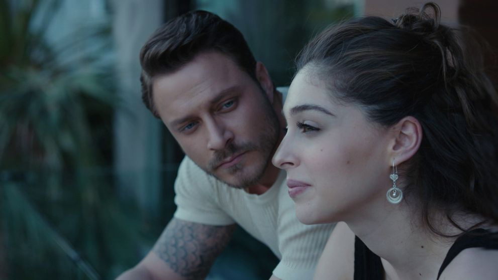 Emir na rande s kráskou z baru. Vďaka Efsun to dopadne úplne inak