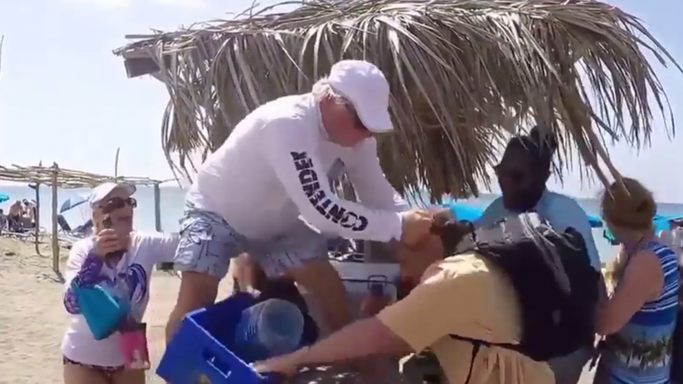 Bizarná situácia na pláži: Dôchodcovia sa pobili o slnečník