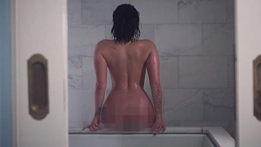Kompletne nahá: Fotografie speváčky bez šiat, mejkapu a akejkoľvek retuše!