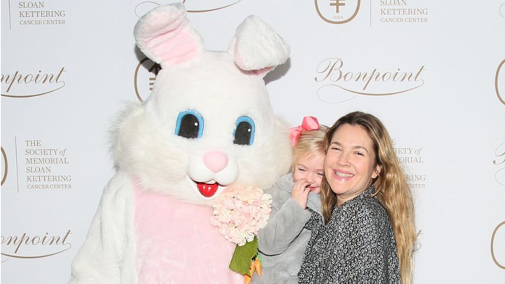 Dcérka Drew Barrymore vyzerá ako jej mama vo filme E.T. - Mimozemšťan. Toto je jej debut v spoločnosti