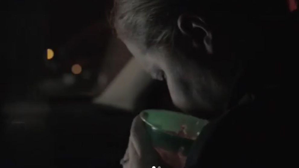 Tehotná herečka sa s tým nepára. Zverejnila video ako vracia v aute