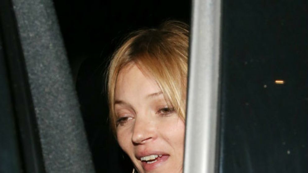 Kate Moss vyhodili pre alkohol z lietadla. Prišli pre ňu policajti!
