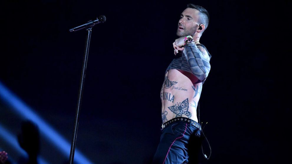 Adam Levine sa na Super Bowl vyzliekol. Internet zaplavili reakcie na jeho bradavky