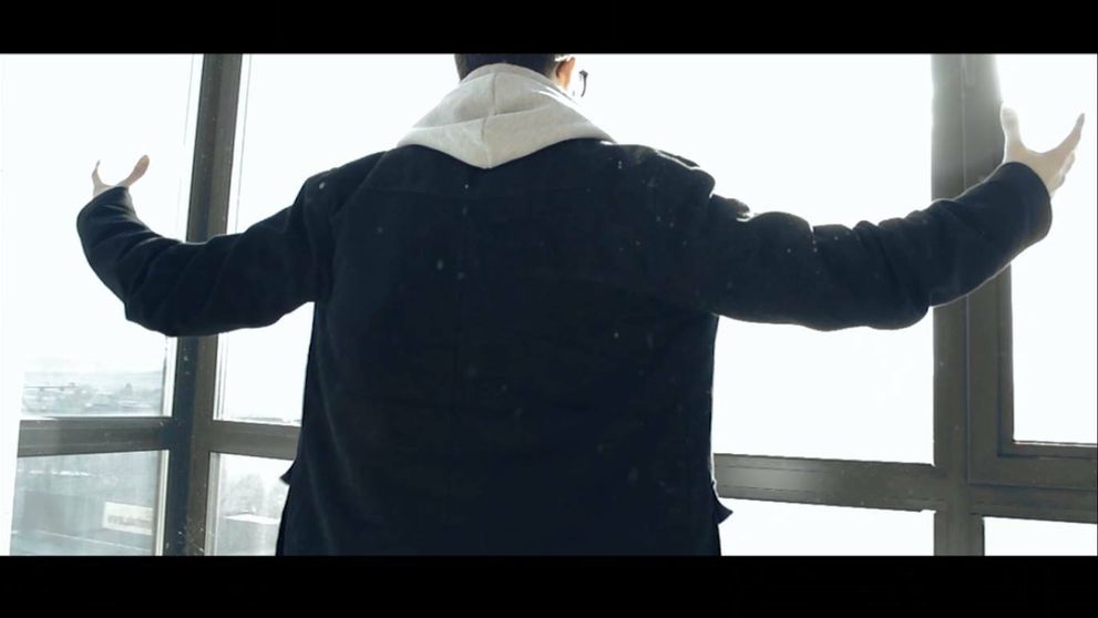 Mladý raper sa v novom klipe pustil do Moniky Haklovej. Je to sliepka!