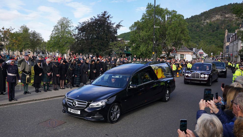 Posledná cesta milovanej kráľovnej: S Alžbetou II. sa lúčia tisíce ľudí