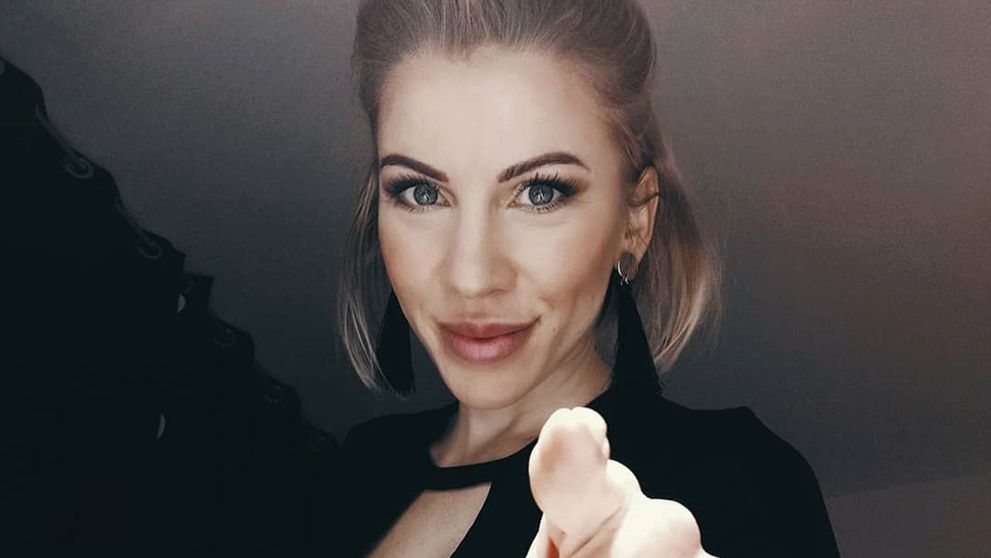Exfarmárka si robí žarty z celebrít: Úplne nahé telo jej zakrýva iba vankúš!