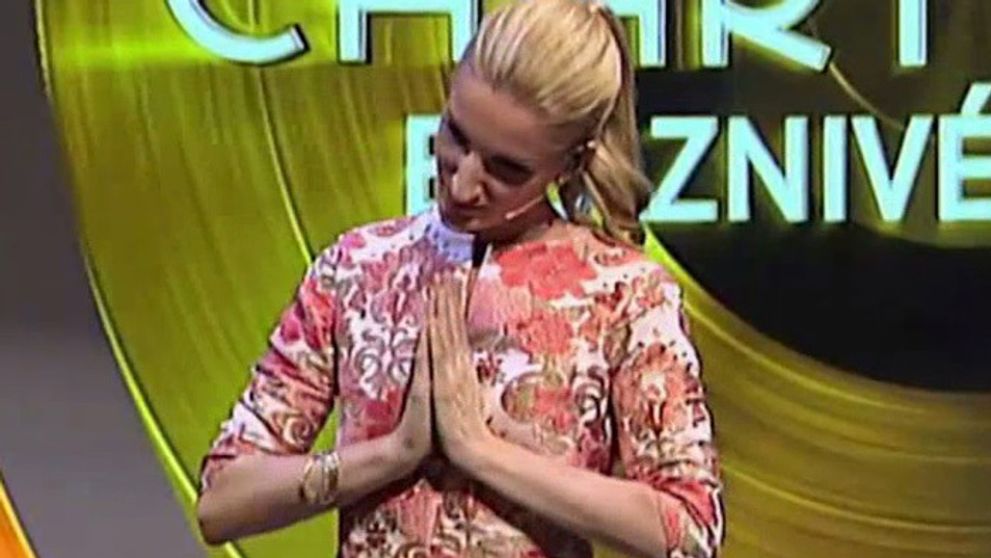 Text skladby ´Ona je Madona´ rukami-nohami: Adela, idéééš!