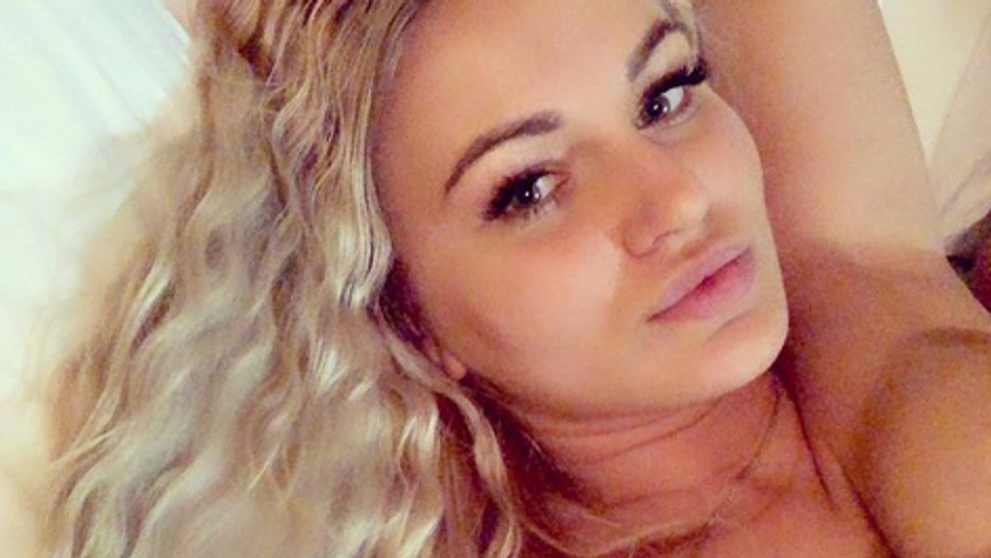 Exfarmárka šokuje výzorom. Pubertiačka s veľkými prsiami a hnedými vlasmi