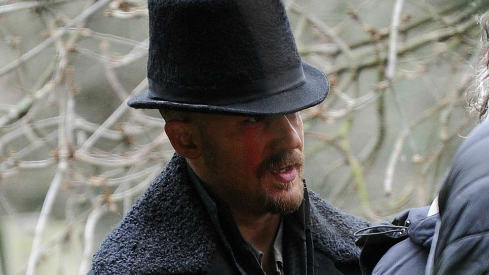 Nahý Tom Hardy nakrúca nový seriál: Ukázal ho v celej kráse!