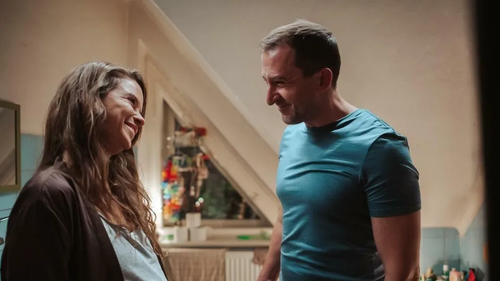 Kristína Svarinská a Martin Hofmann budú mať bábätko.  V novej komédii Striedavka si zahrali životných partnerov