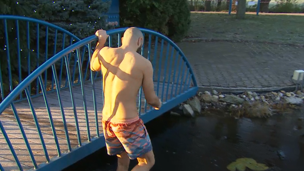 Šok v priamom prenose Telerána: Spevák sa vyzliekol a skončil v jazierku