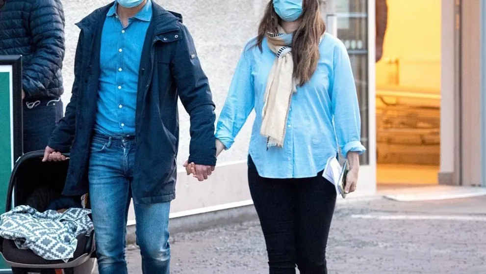 Princ je na svete! Kráľovský pár odfotili, ako odchádzajú z pôrodnice