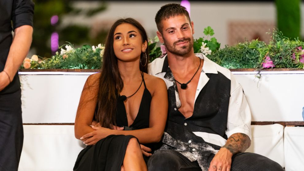 Srdiečka pokope: Venis vzala na žúr aj sexy sestru. Adam, len si ich nepomýľ!