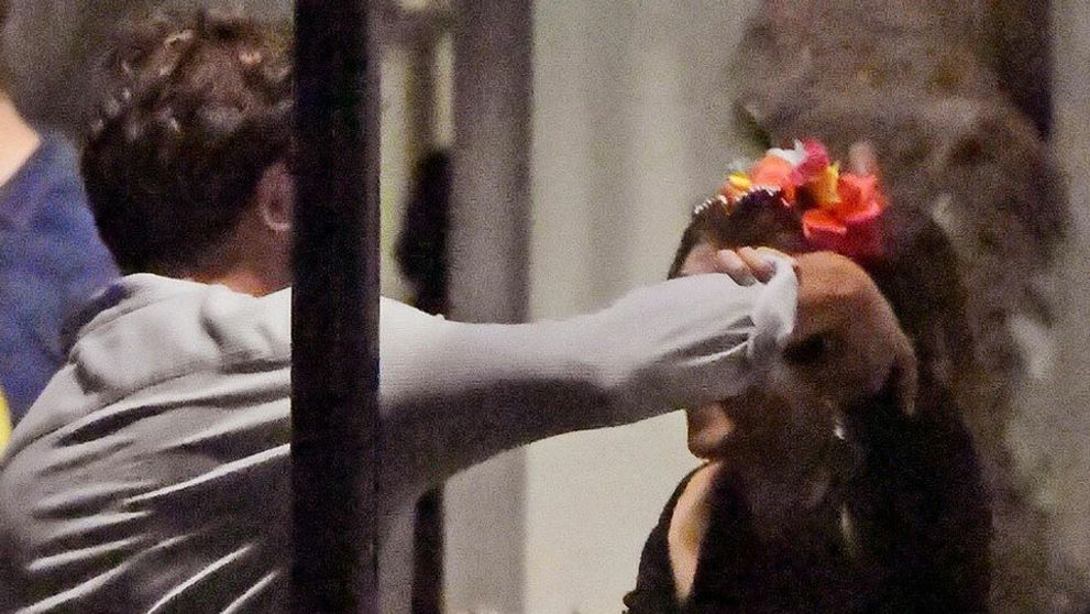 Priateľ hviezdy Harryho Pottera si myslel, že ho nikto nevidí. Ruky mu skončili v rozkroku