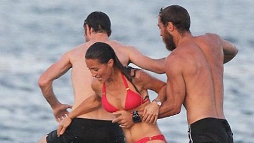Súrodenci Kate Middleton v plavkách. To sú sexy telá!