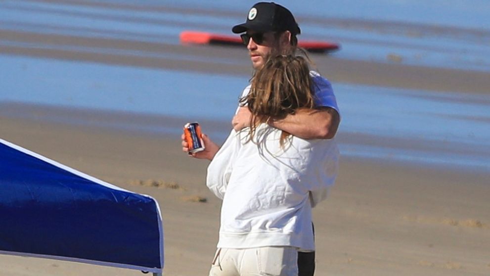 Koniec osamelým večerom: Liam Hemsworth oficiálne priznal novú frajerku