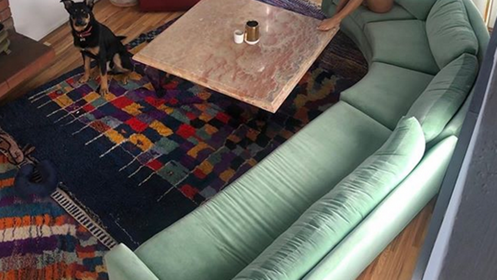 Na prvý pohľad celkom obyčajná obývačka. Nahá žena v nej vás ale šokne