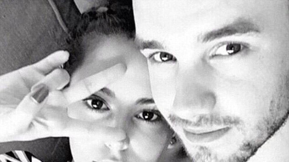 Spevák z One Direction zbalil o 10 rokov staršiu vydatú kolegyňu!