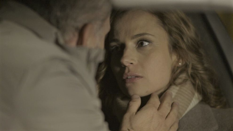 Nahé telá v objatí. Ján Koleník a Lívia Bielovič v odvážnej scéne