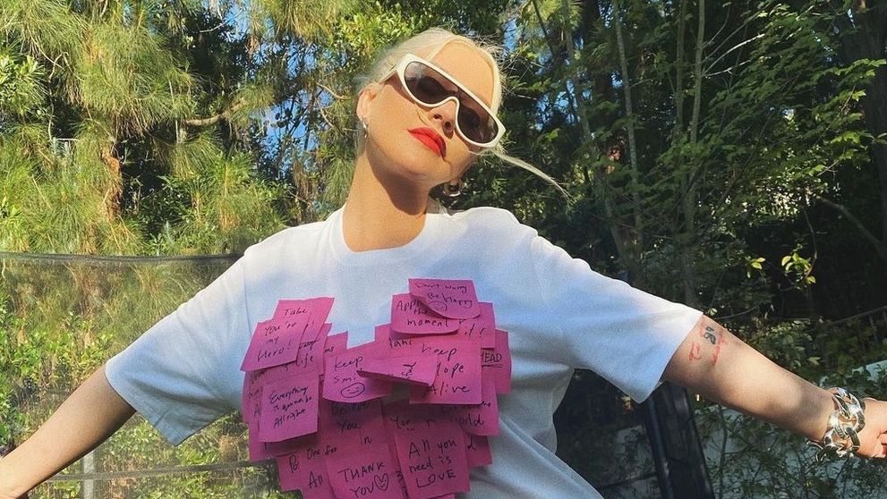 Keby mala Morticia blond vlasy, máme adeptku. Speváčka ukázala dlhú hrivu
