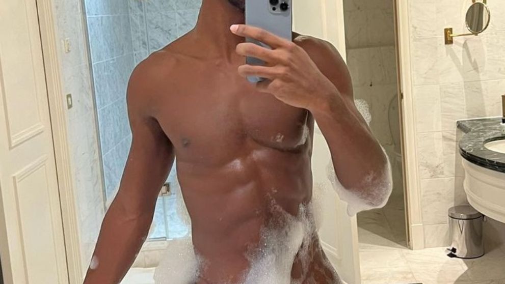 Po tehotenskom bruchu ďalšia pikantnosť. Raper sa ukázal v plnej kráse