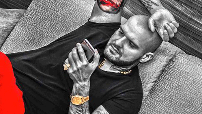 Rytmus má narodeniny. S kým si toľko sms-kuje?