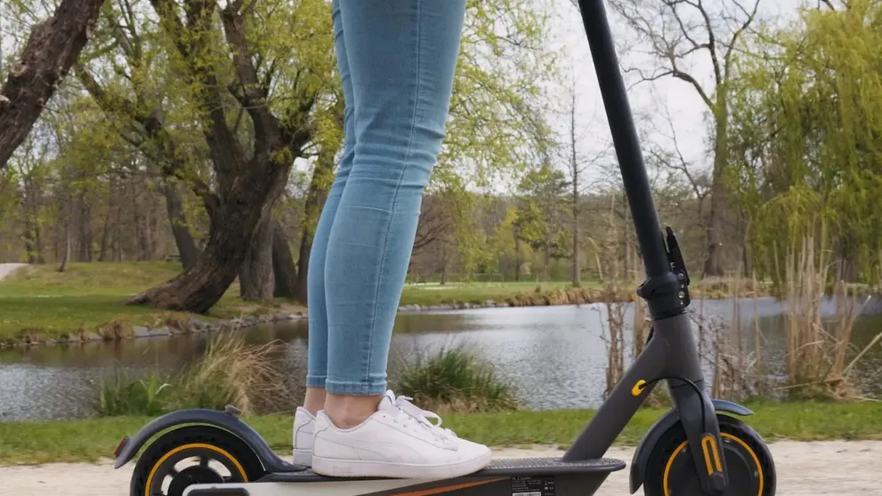 Recenzia AERIUM T350 PRO: Skroťte mestskú džungľu s šikovnou elektrokolobežkou