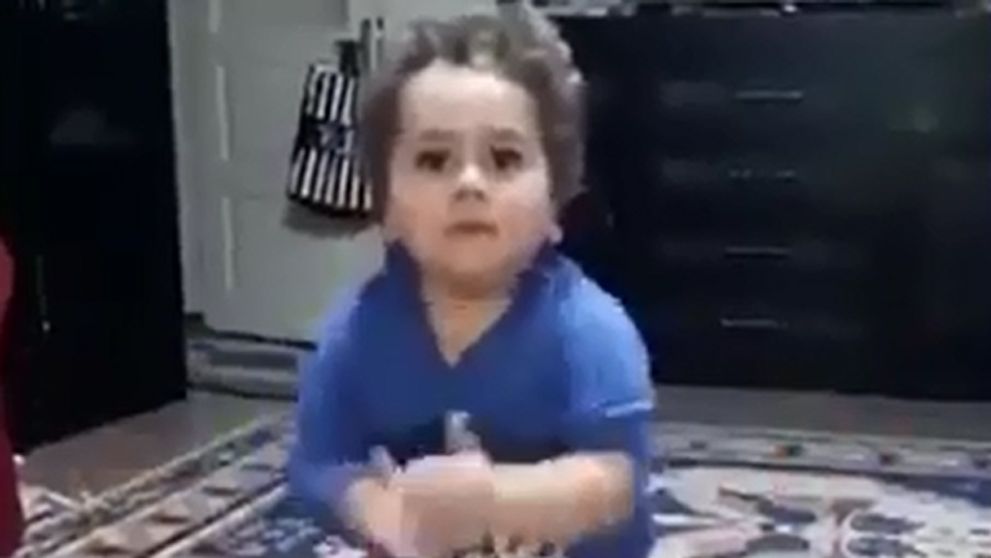Tancujúci chlapec baví internet. Jeho pohyby vás dostanú