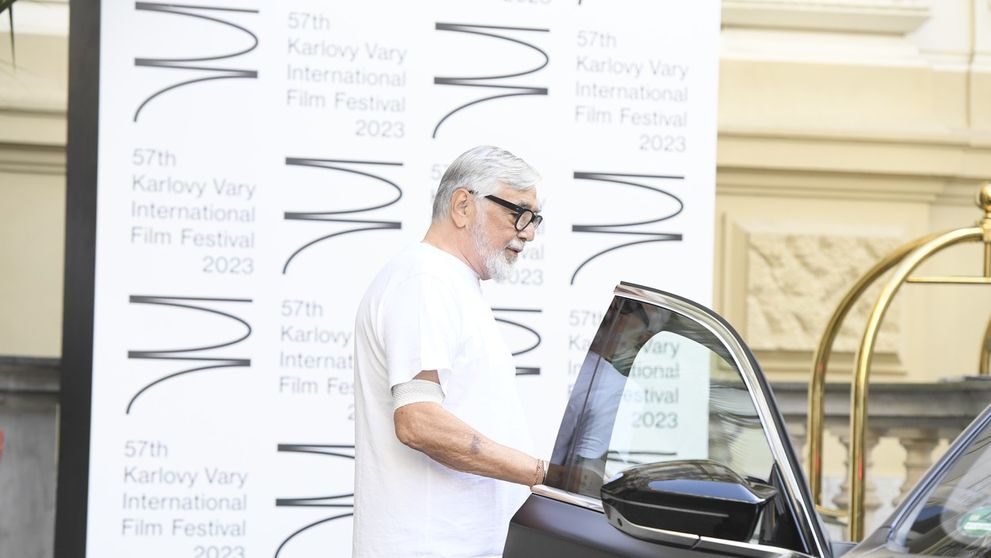 Z týchto záberov trhá srdce. Herecká legenda prišla na festival s kanylou v ruke