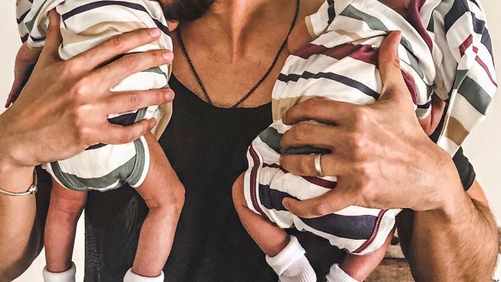 Seriálový idol s novonarodenými dvojičkami: Nádherný záber hrdého otca