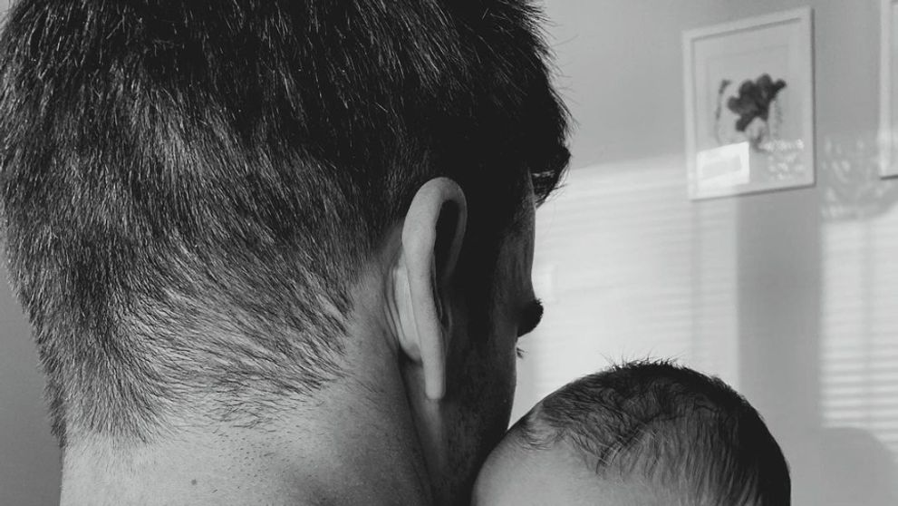 Čerstvý otec na prvej fotke so synčekom. Pri tomto pohľade sa roztopíte