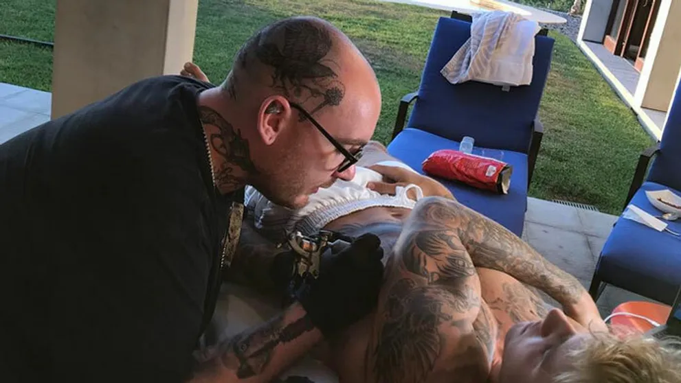 Tehličky na bruchu mu už neuvidíme. Justin Bieber si dotetoval celý trup
