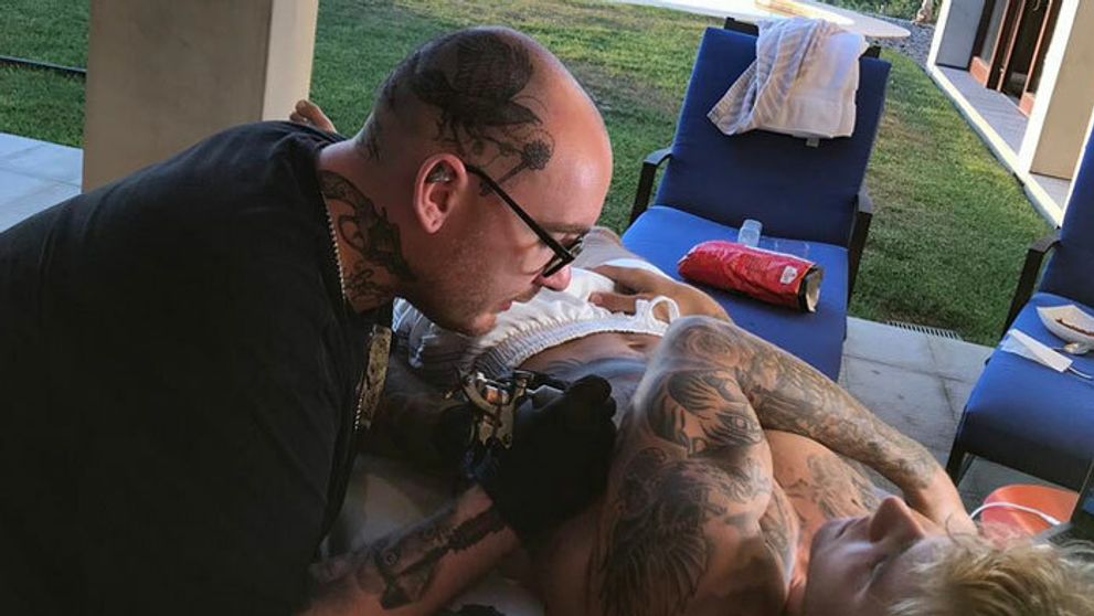 Tehličky na bruchu mu už neuvidíme. Justin Bieber si dotetoval celý trup