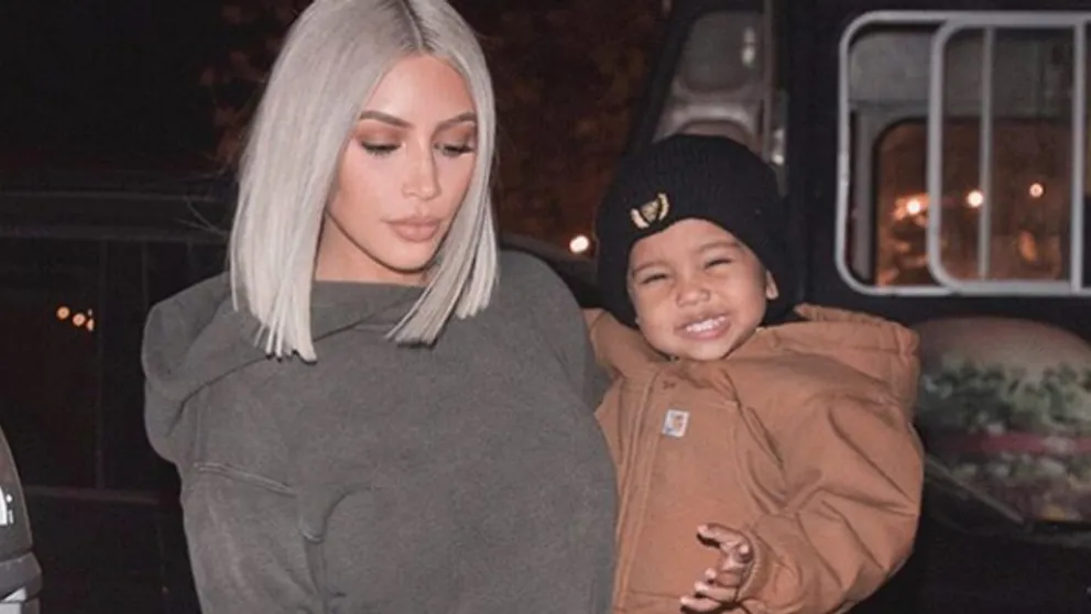 Kim Kardashian zverejnila záhadnú fotku. Zašifrovala v nej meno dieťaťa?