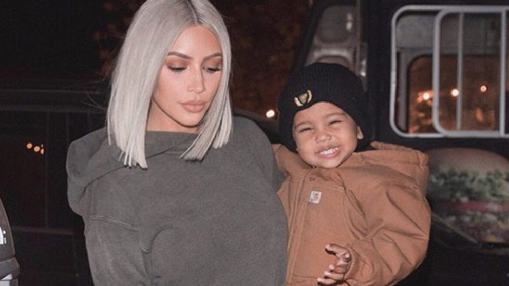 Kim Kardashian zverejnila záhadnú fotku. Zašifrovala v nej meno dieťaťa?