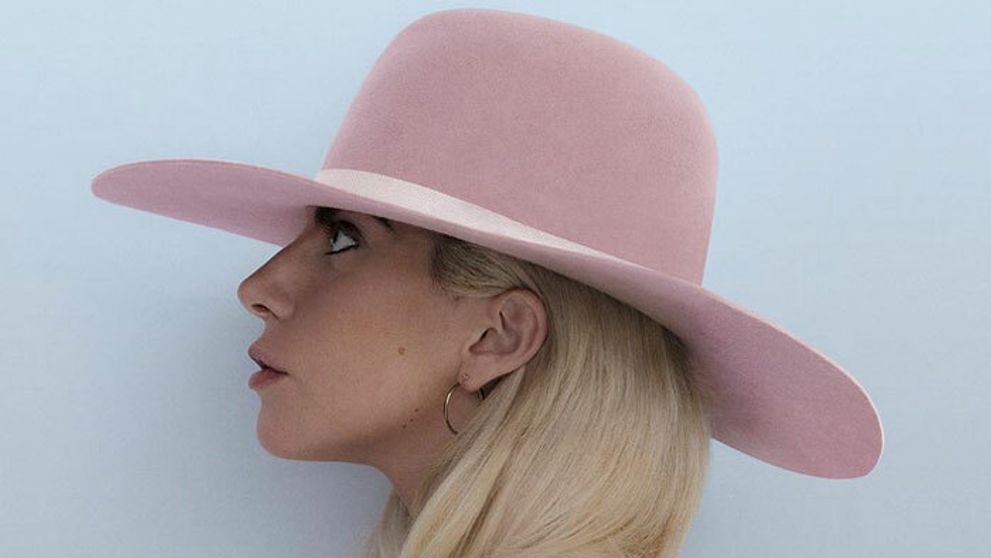 Nahá Lady Gaga: Bradavky si zakrýva iba rukou!