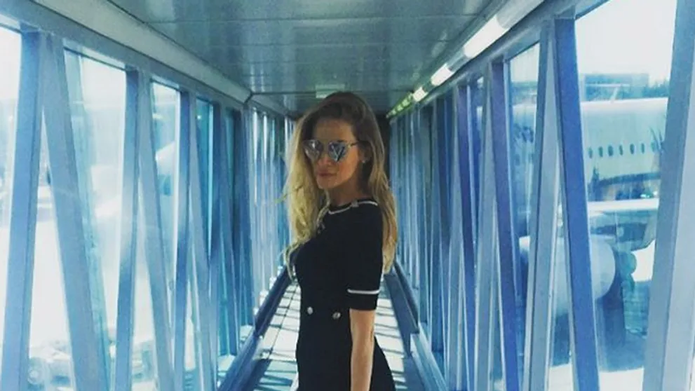 Andrea Verešová na letisku. Pri pohľade na jej minišaty, si mohol niekto pomýliť let
