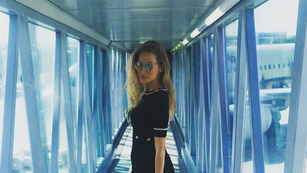 Andrea Verešová na letisku. Pri pohľade na jej minišaty, si mohol niekto pomýliť let