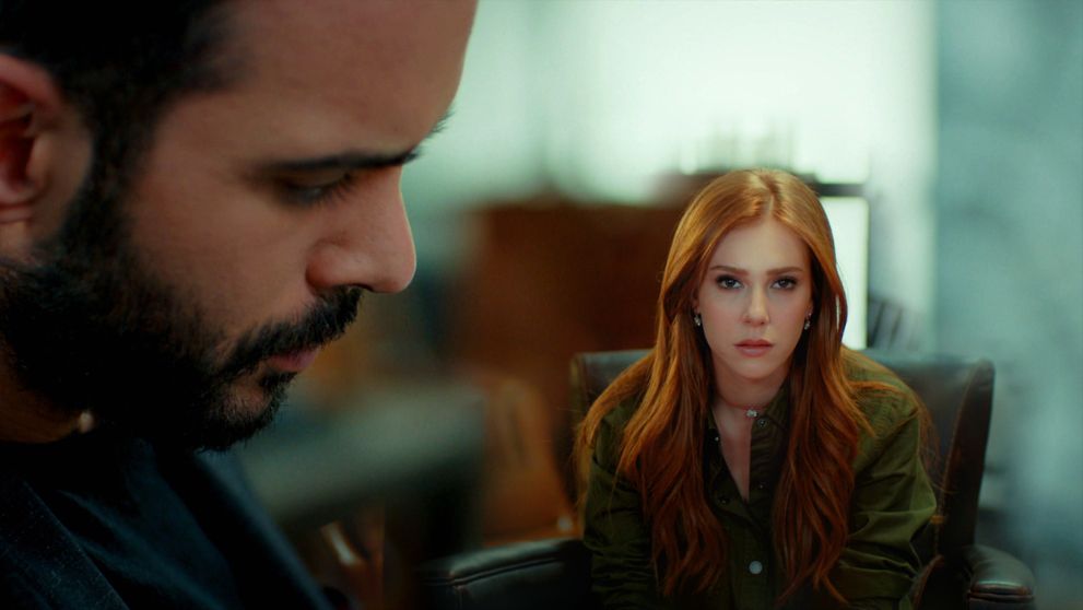 Defne urobí chybu, keď pristúpi na stávku s Pamirom. V hre je viac, ako tuší...