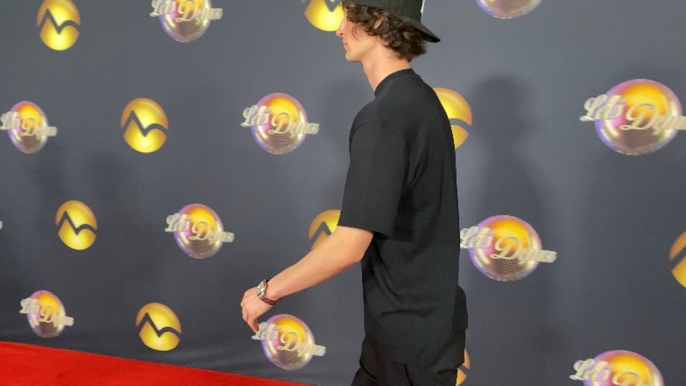 Herec šokoval na červenom koberci Let's Dance: Prišiel v šiltovke a v tričku